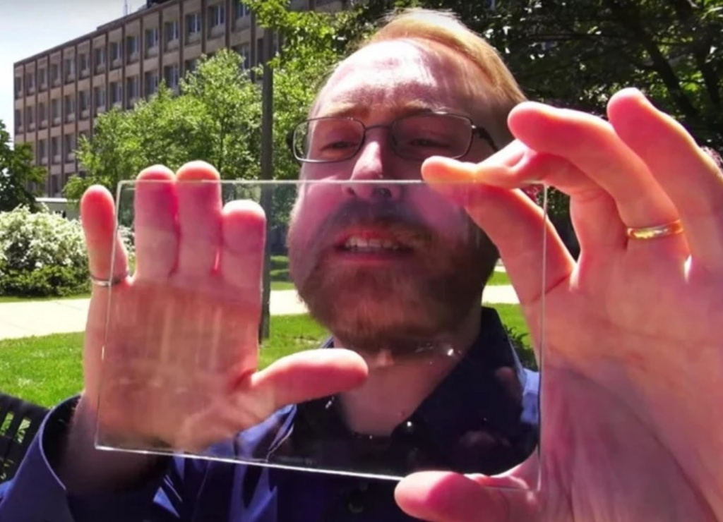 Разработчик и Университете Мичигана демонстрирует прозрачную панель без рамки. Источник: YouTube / Michigan State University